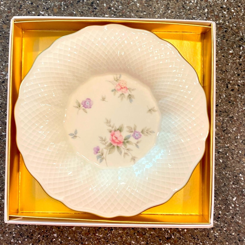 Mikasa Remembrance Bone China Baroque Mesh Plate B2120 551